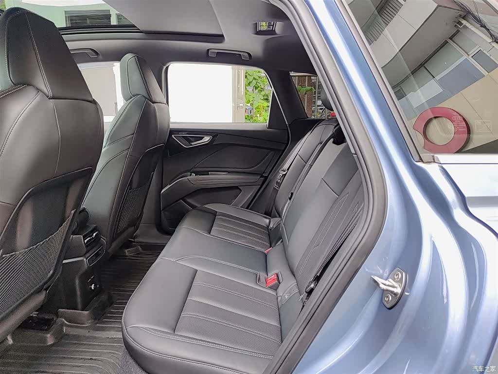 Audi Q4 e-tron, 2025 8