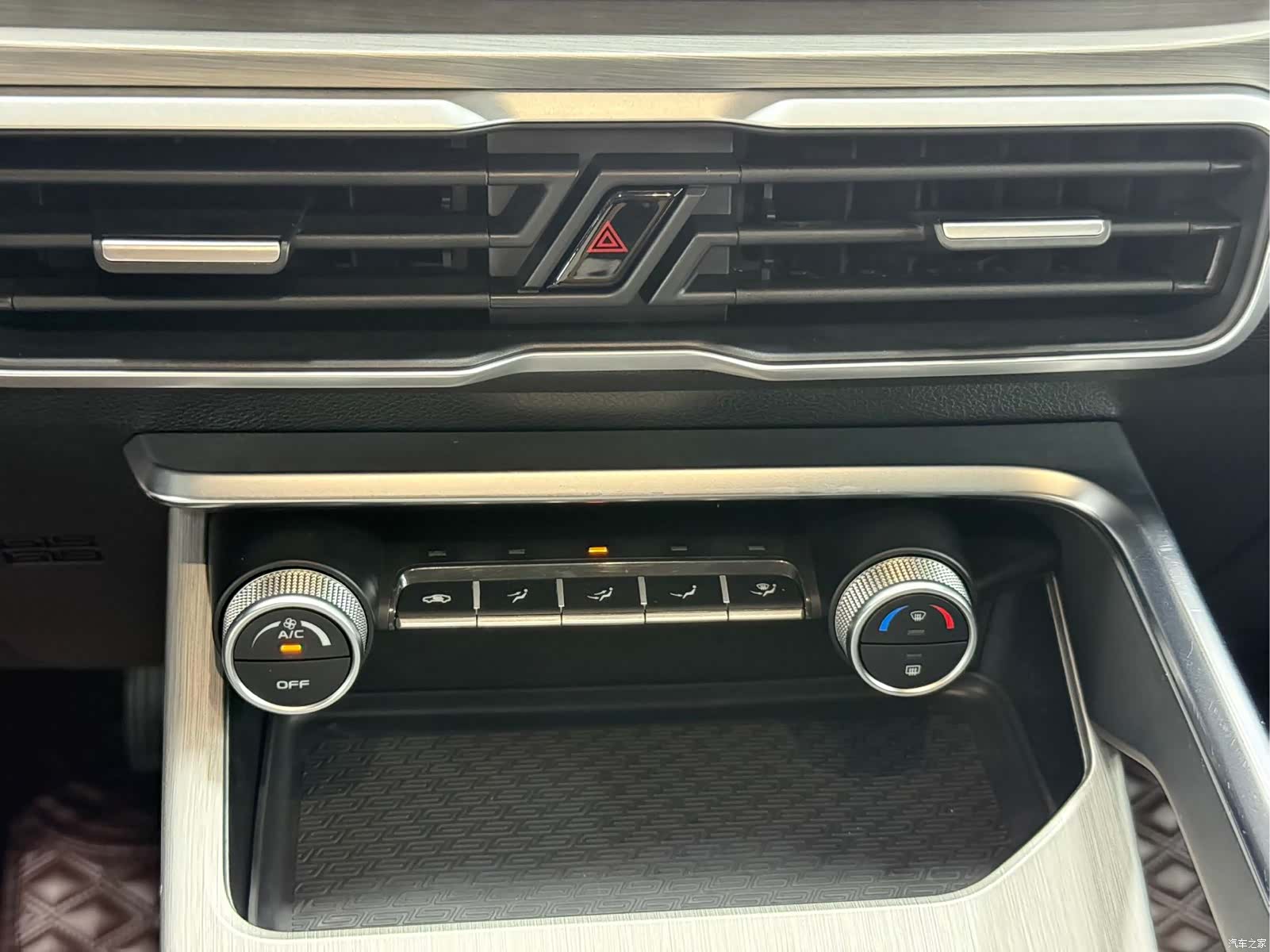 Geely Coolray, 2022 10