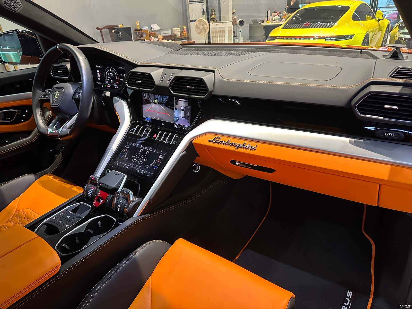Lamborghini Urus, 2023 16