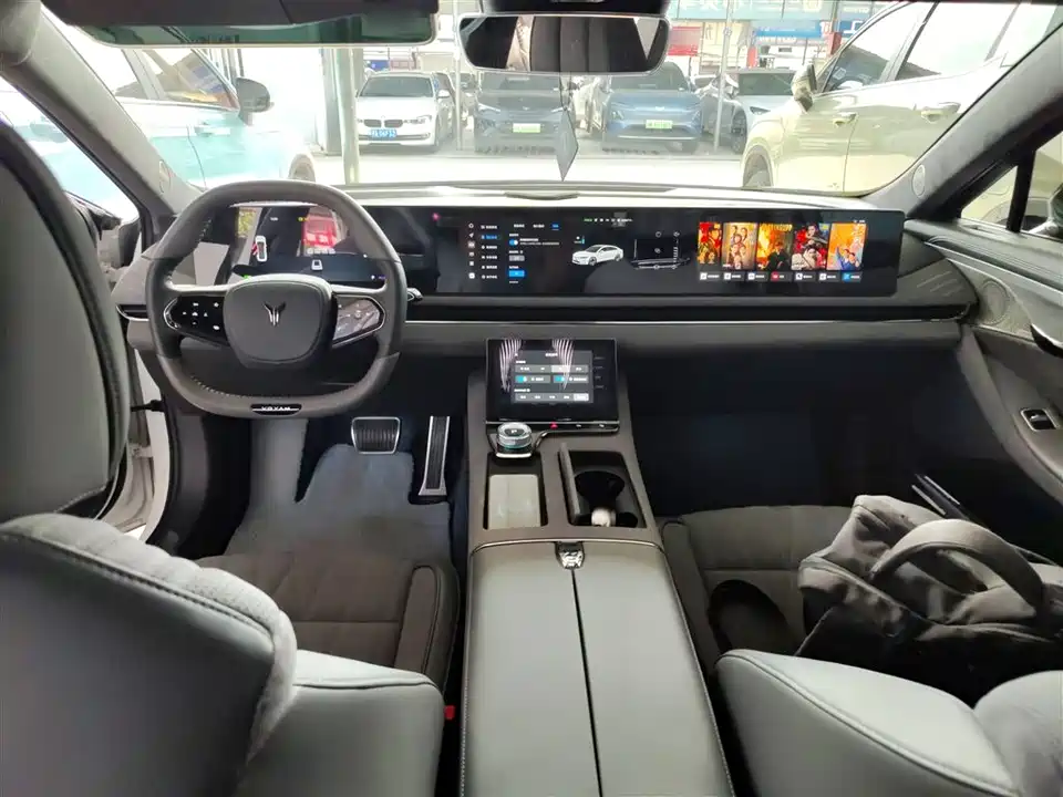 VOYAH Lantu chasing light