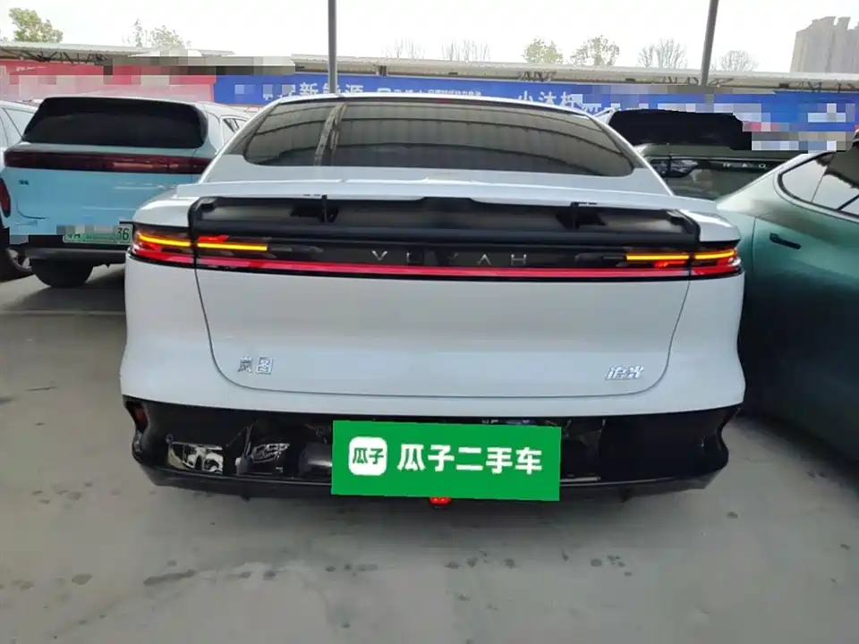 VOYAH Lantu chasing light