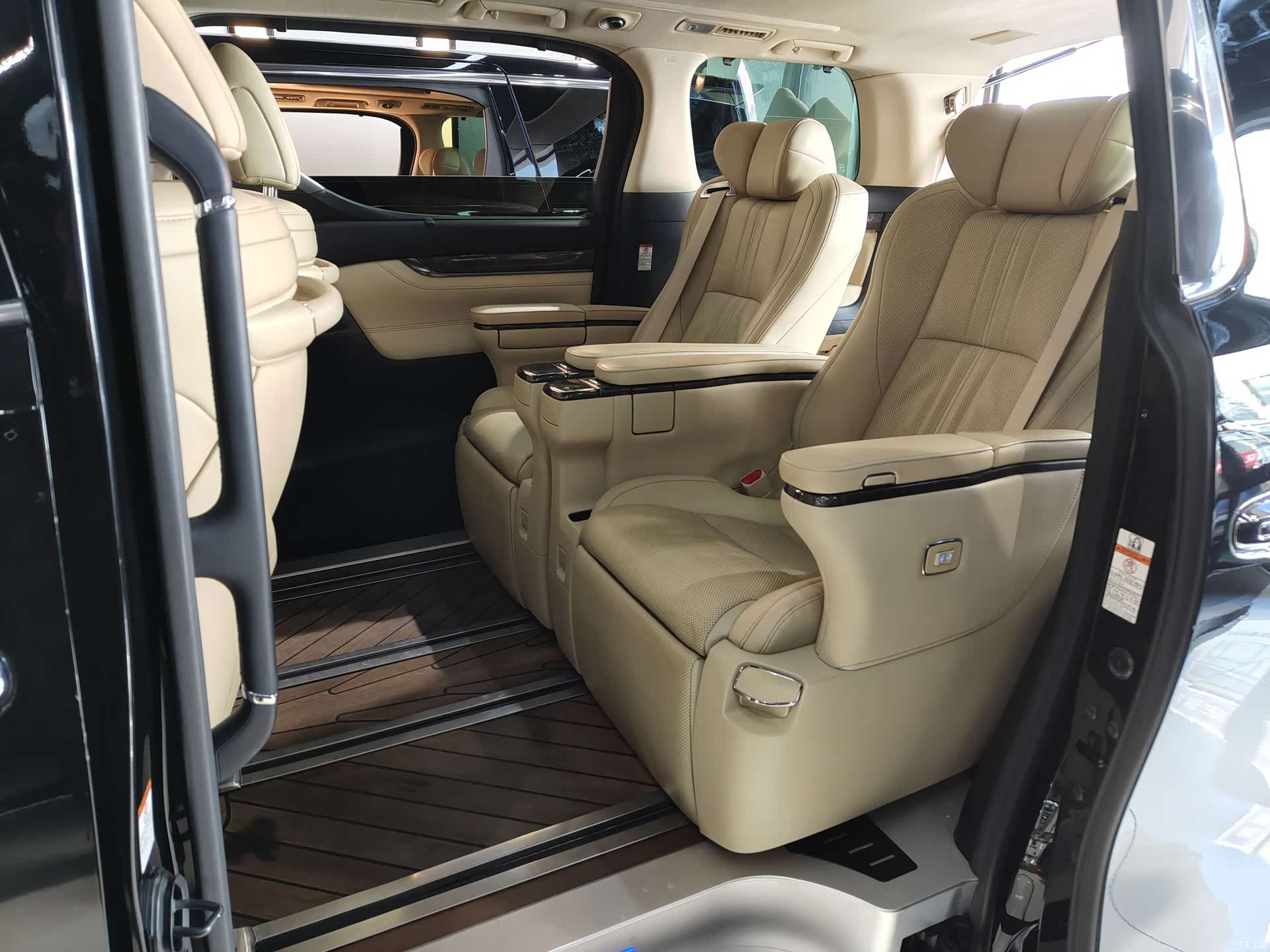 Toyota Vellfire, 2021 4
