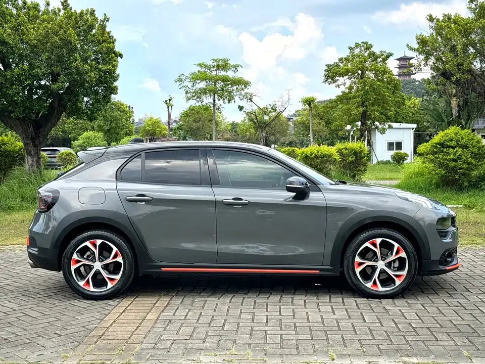 Lynk & Co 02