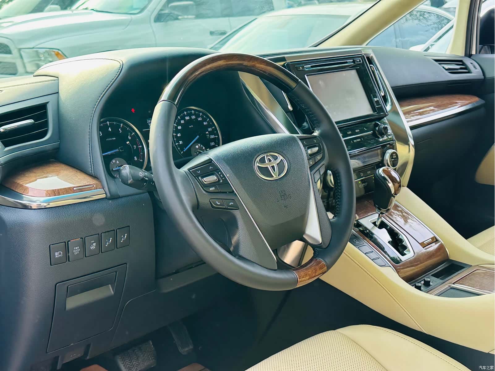 Toyota Alphard, 2018 8
