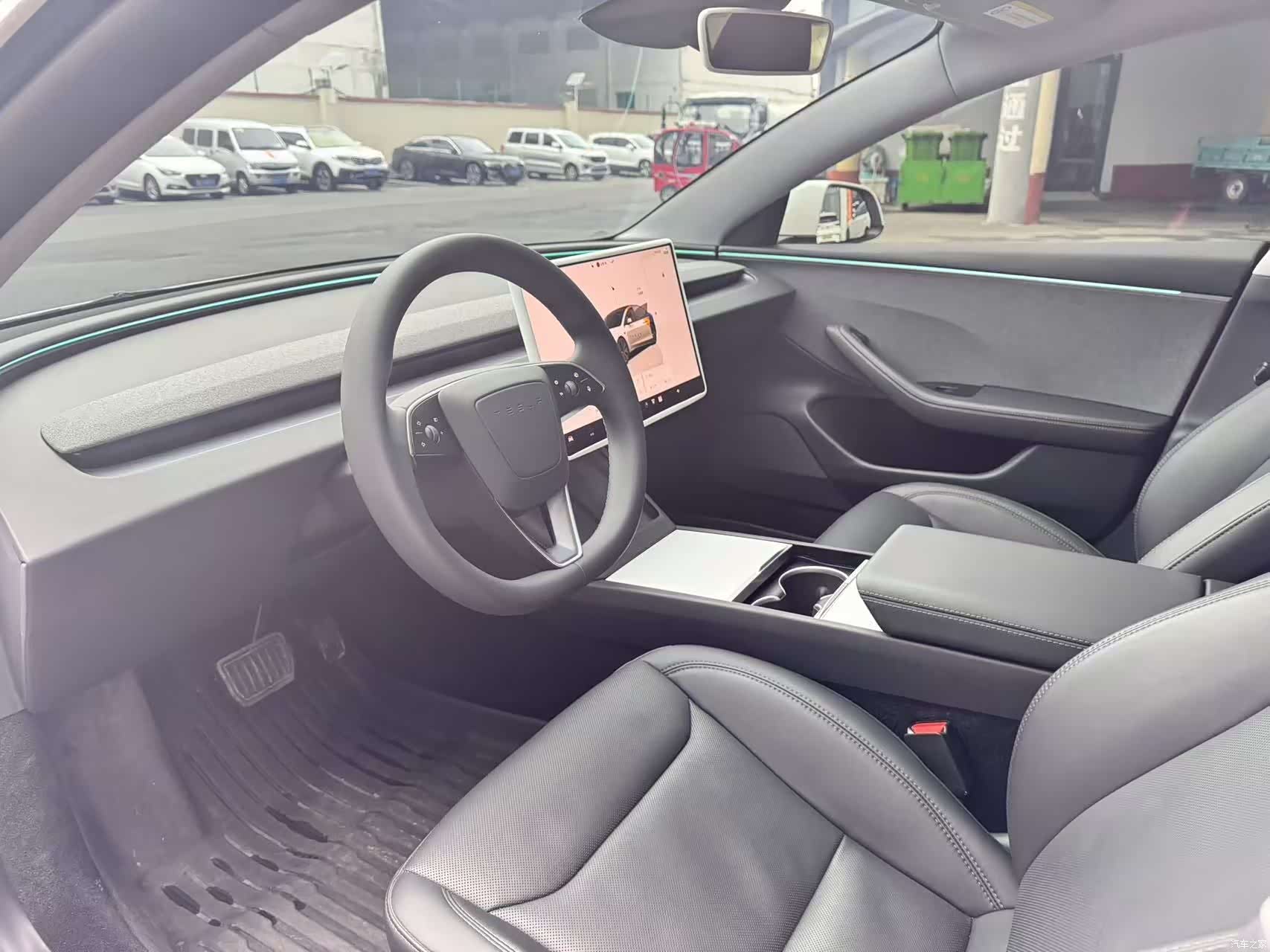 Tesla Model 3, 2025 4
