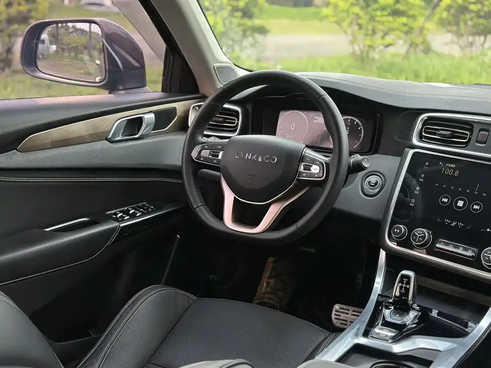 Lynk & Co 01