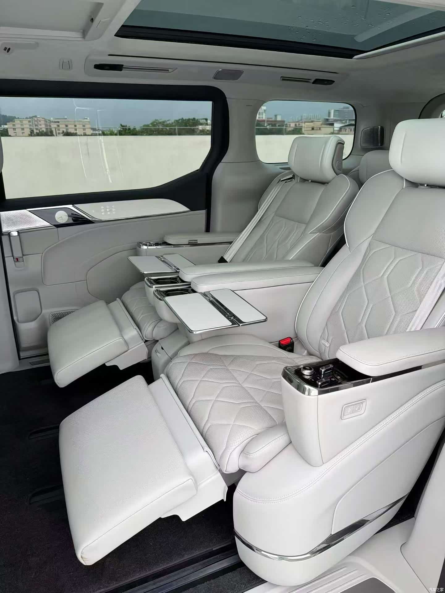Volvo EM90, 2024 все фото