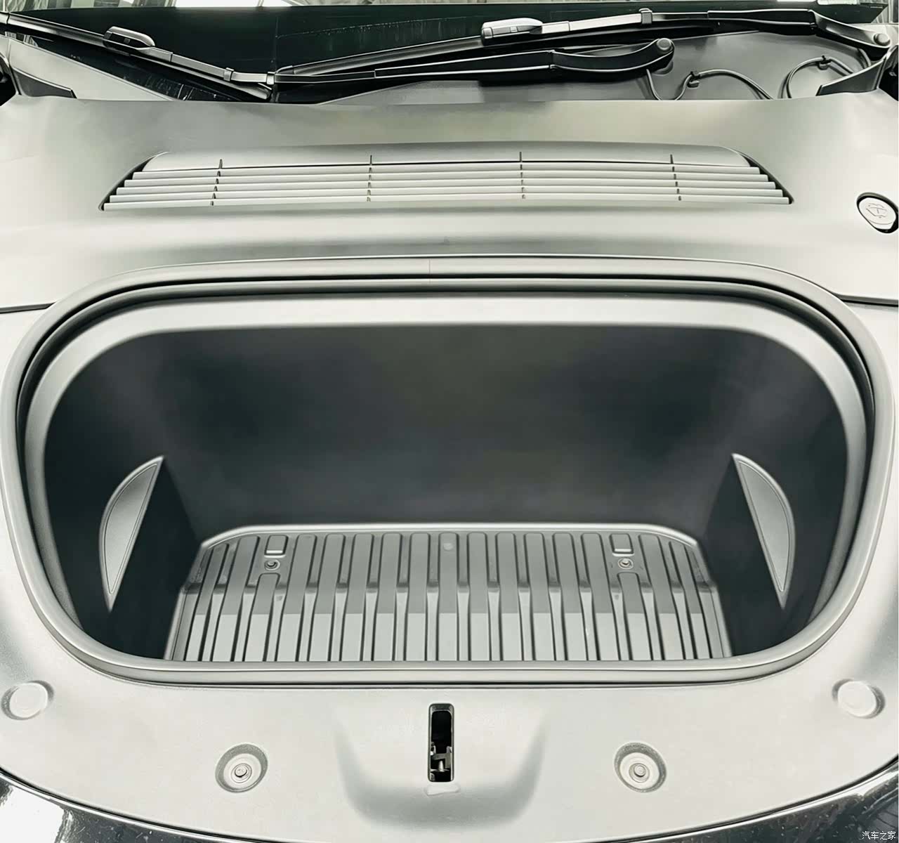 Tesla Model Y, 2024 19