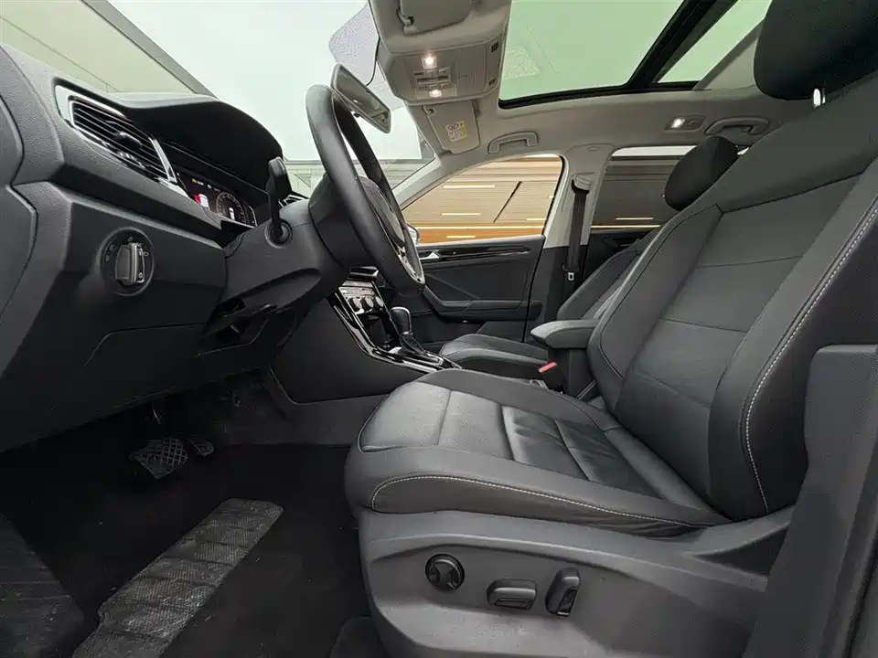 Volkswagen T-ROC exploring Songs