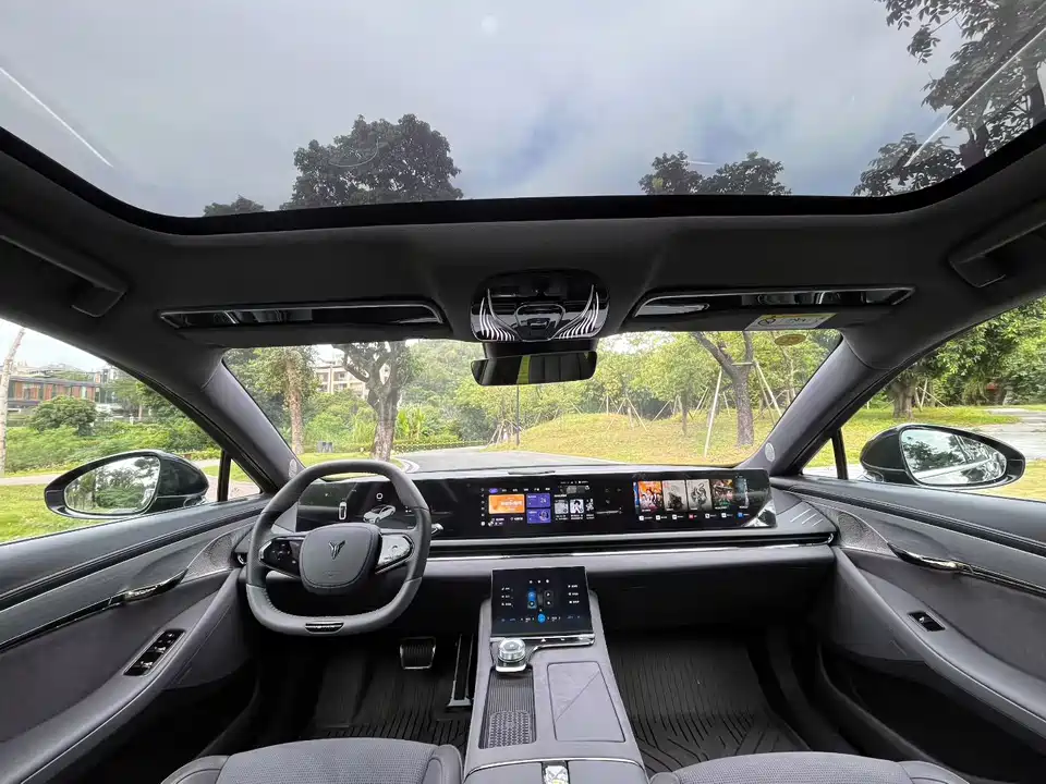 VOYAH Lantu chasing light