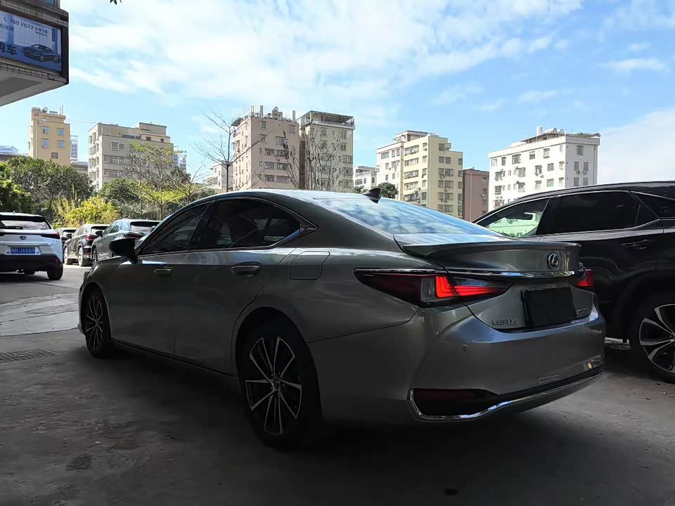Lexus ES