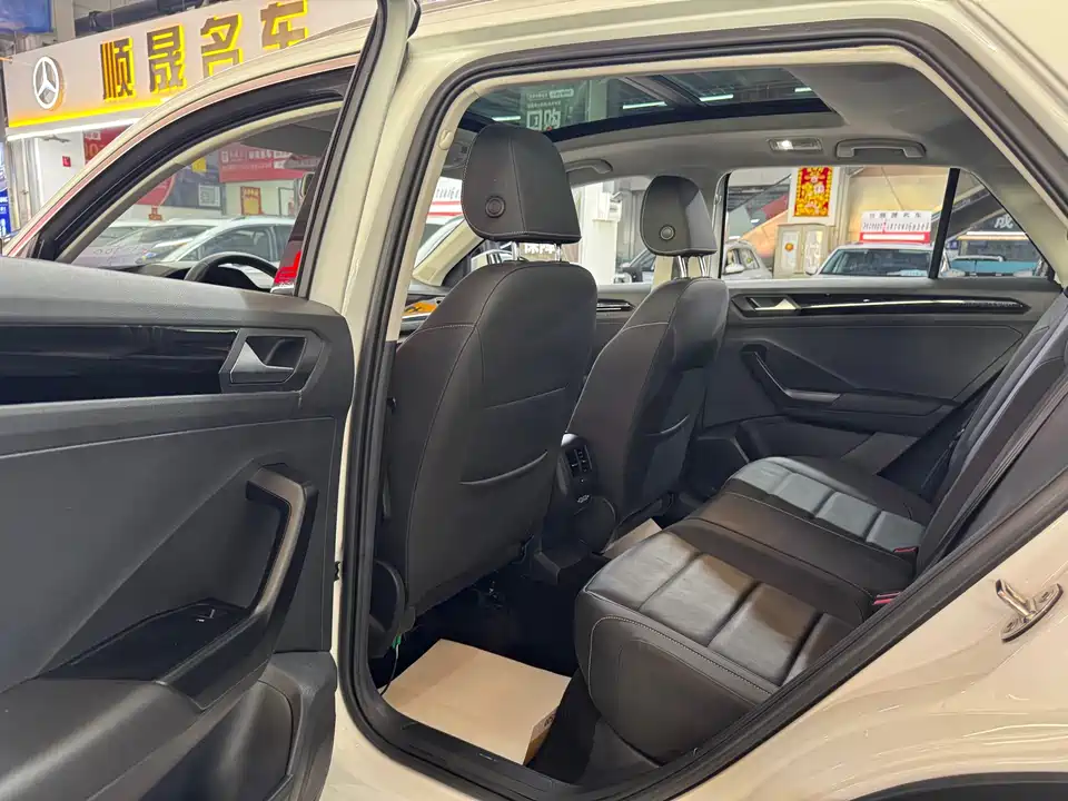 Volkswagen T-ROC exploring Songs