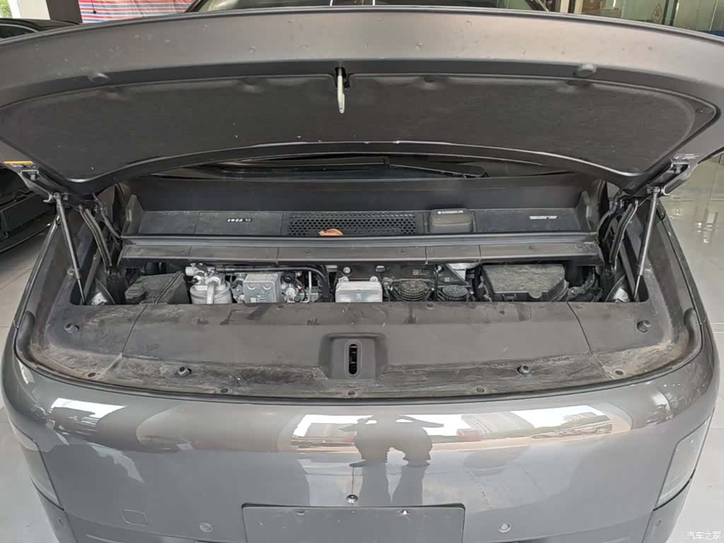 Li Auto MEGA, 2025 20