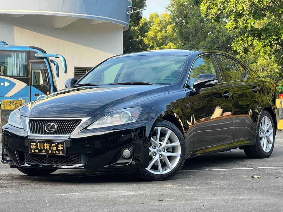 Lexus IS