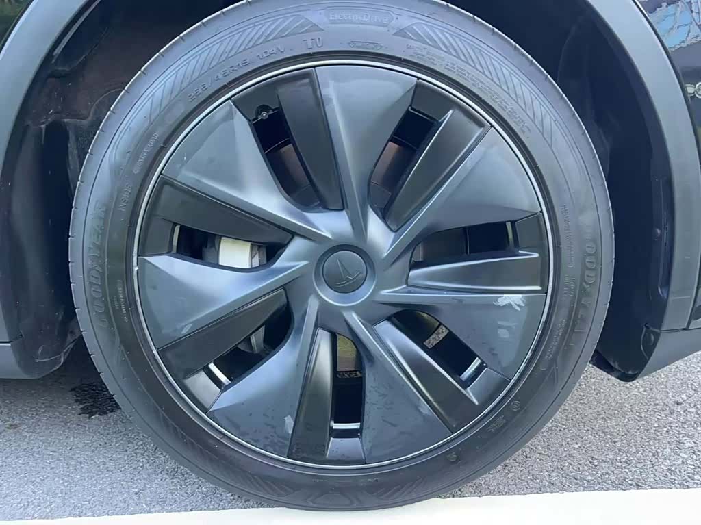 Tesla Model Y, 2023 25