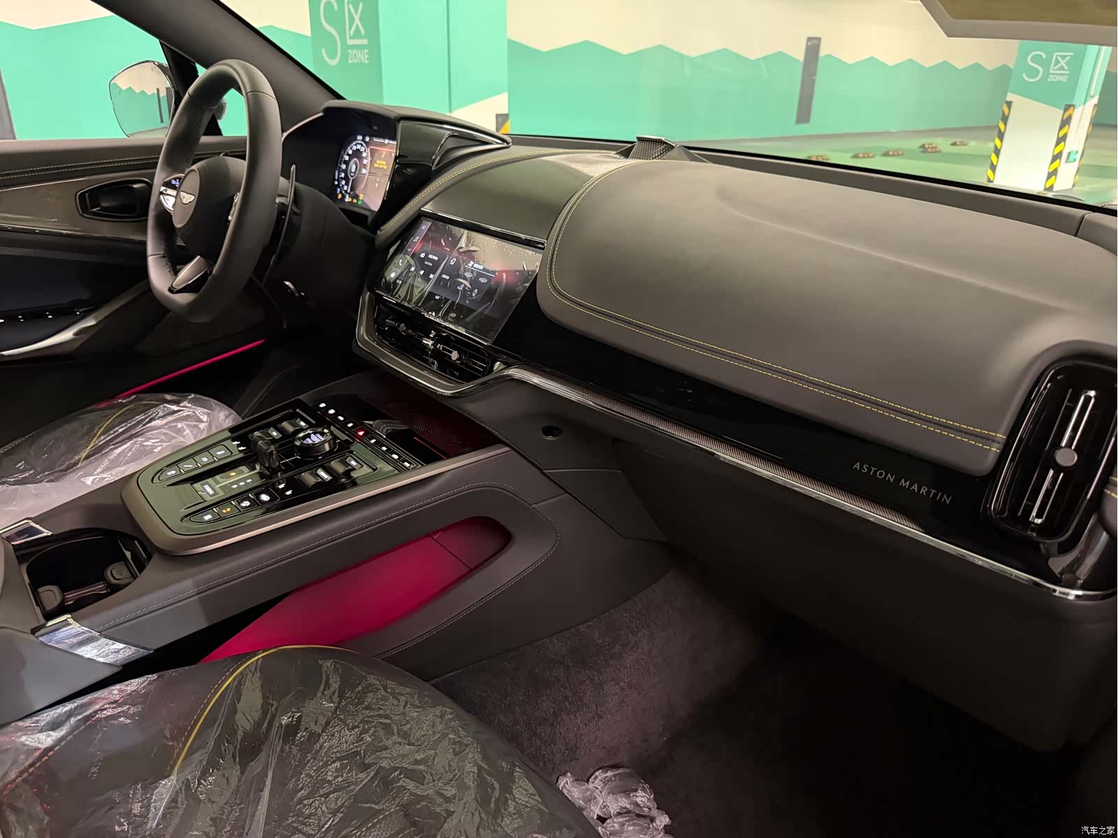 Aston Martin DBX, 2025 8