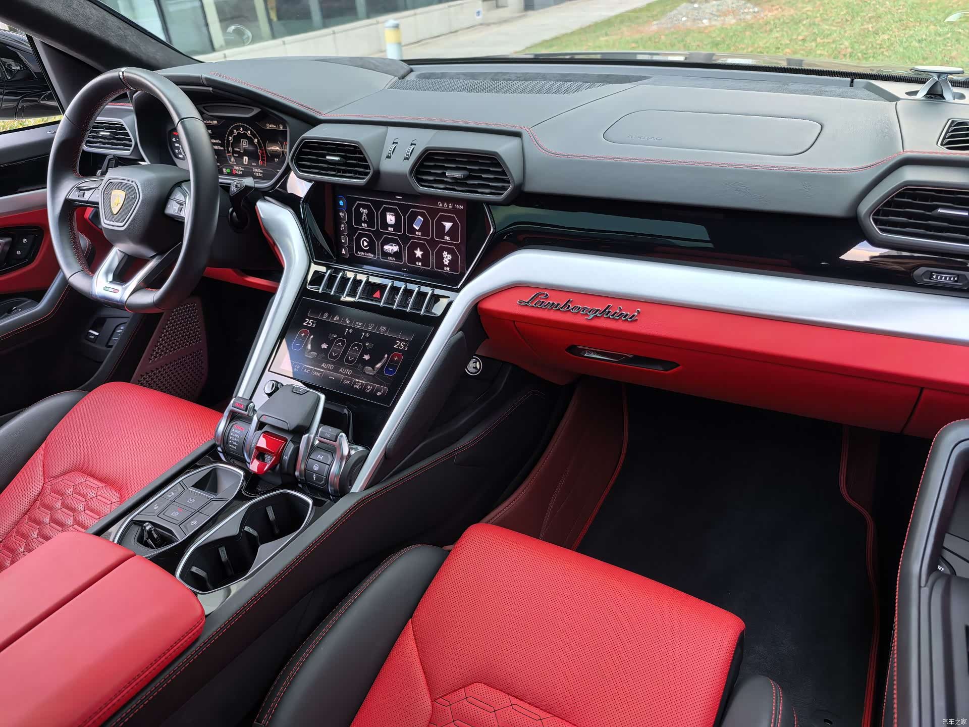 Lamborghini Urus, 2023 17