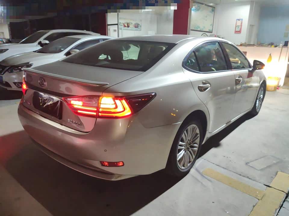 Lexus ES