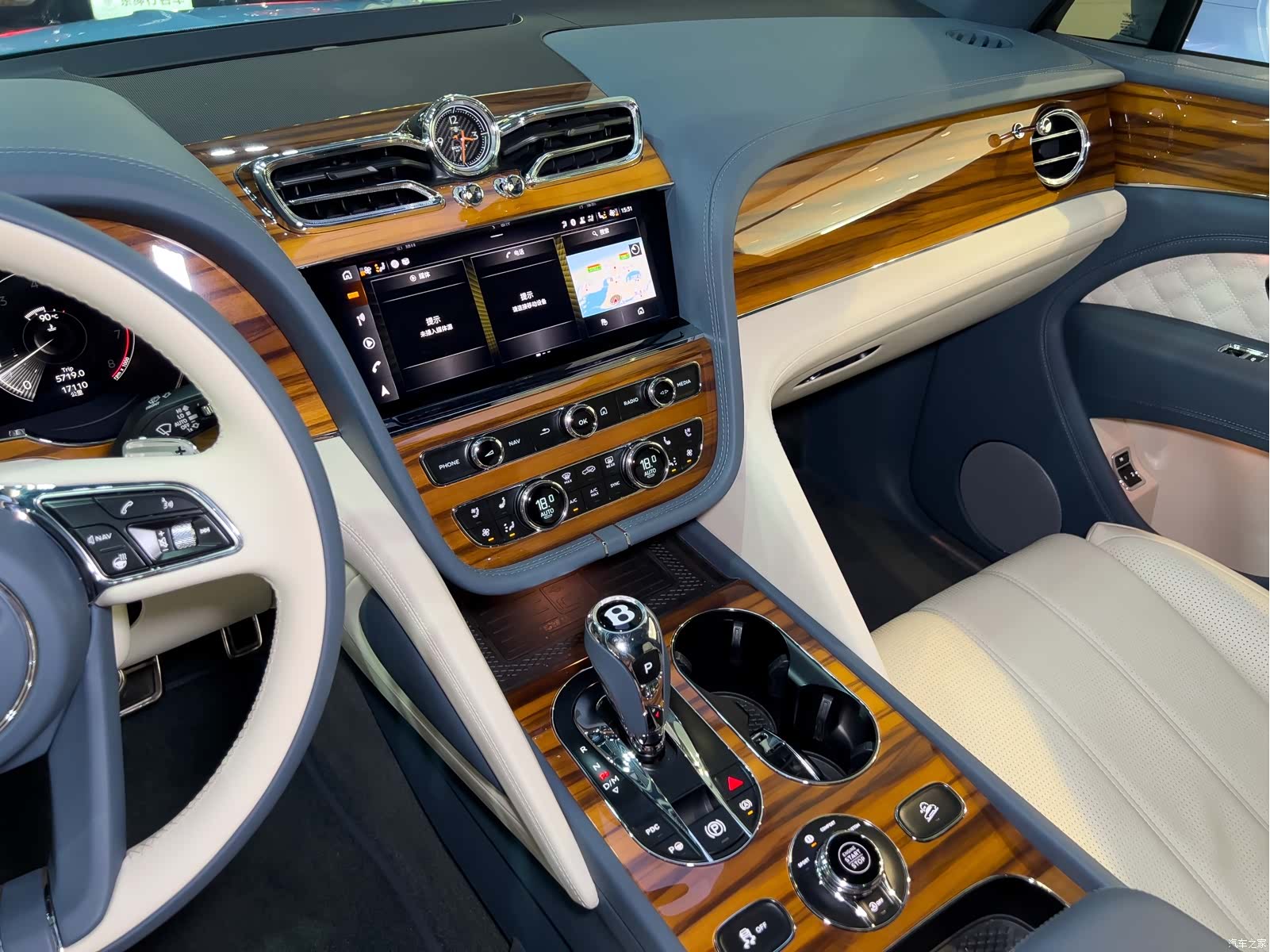 Bentley Bentayga, 2023 10
