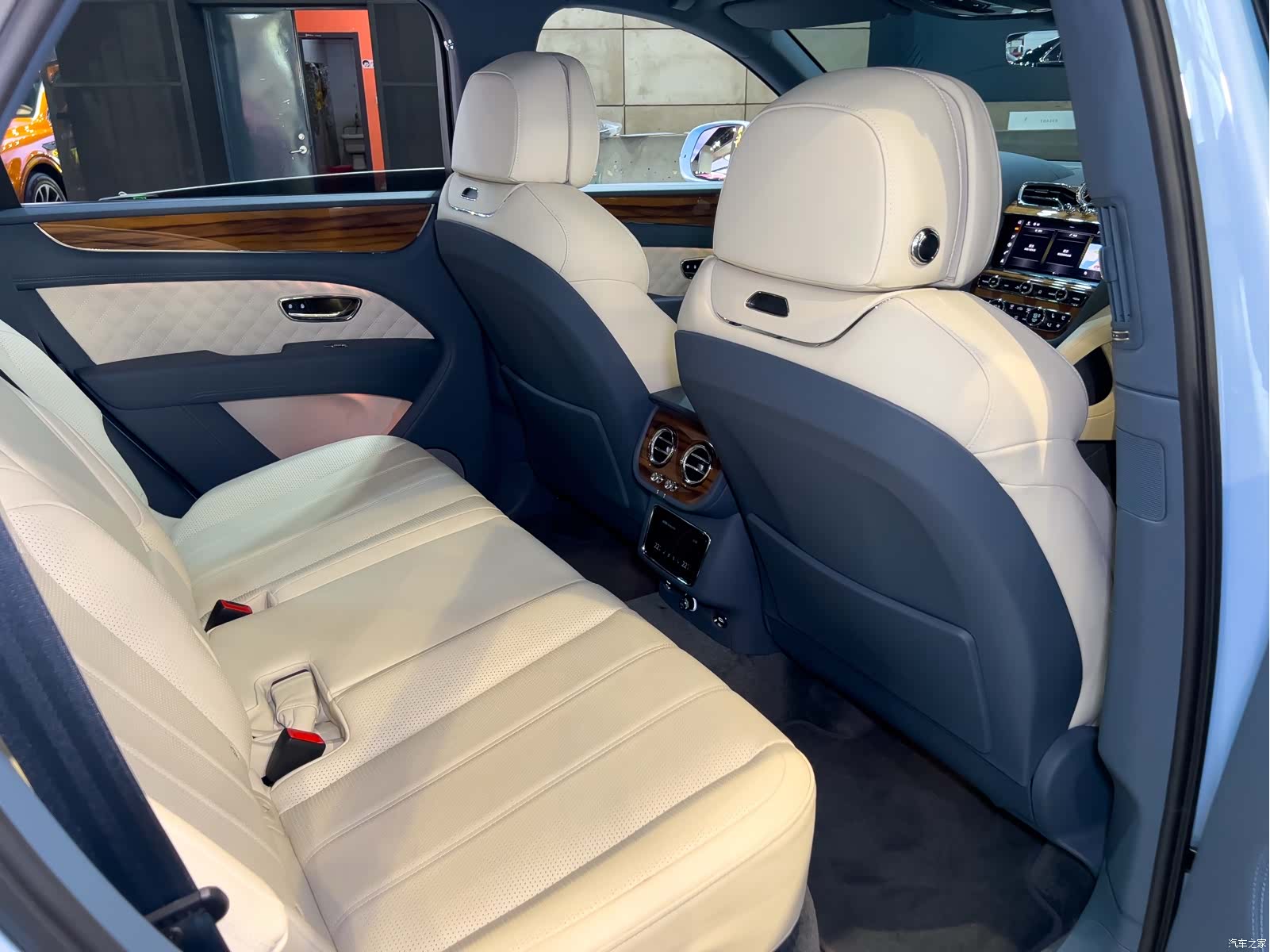 Bentley Bentayga, 2023 20