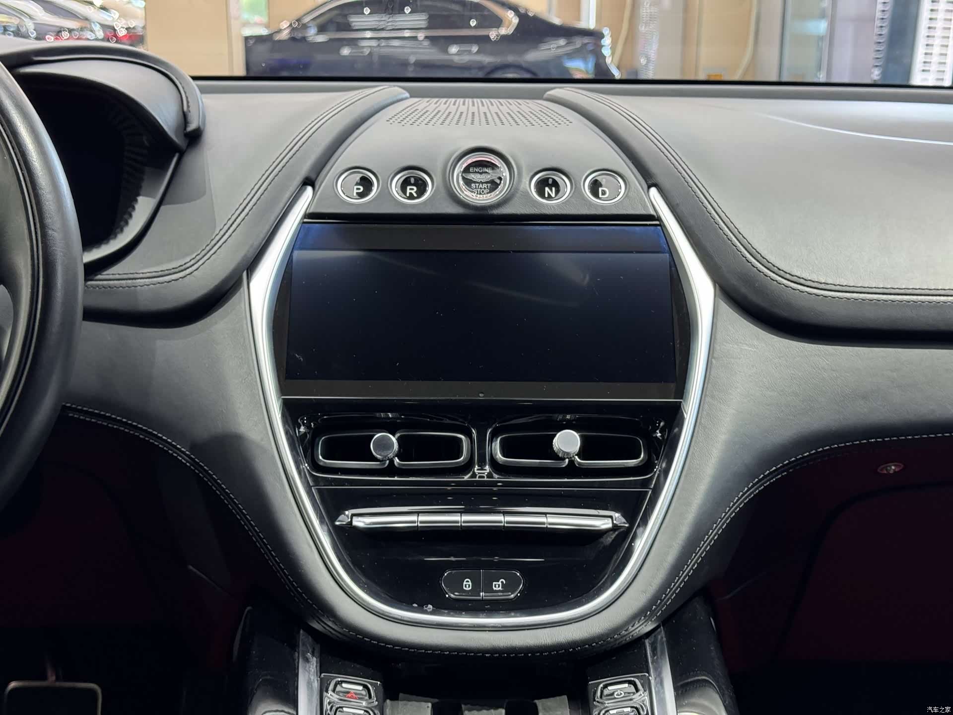Aston Martin DBX, 2022 15