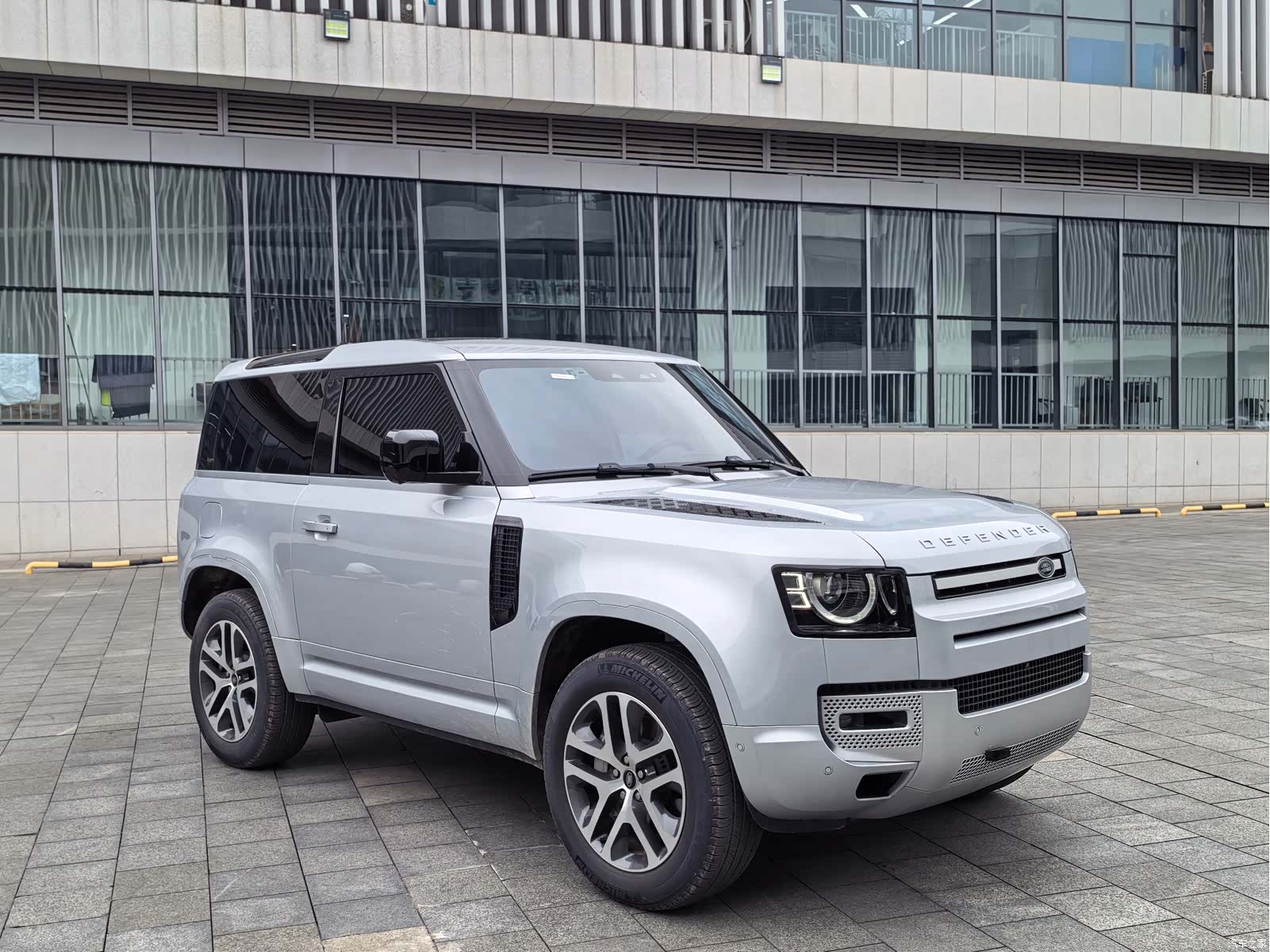 Land Rover Defender, 2022 3