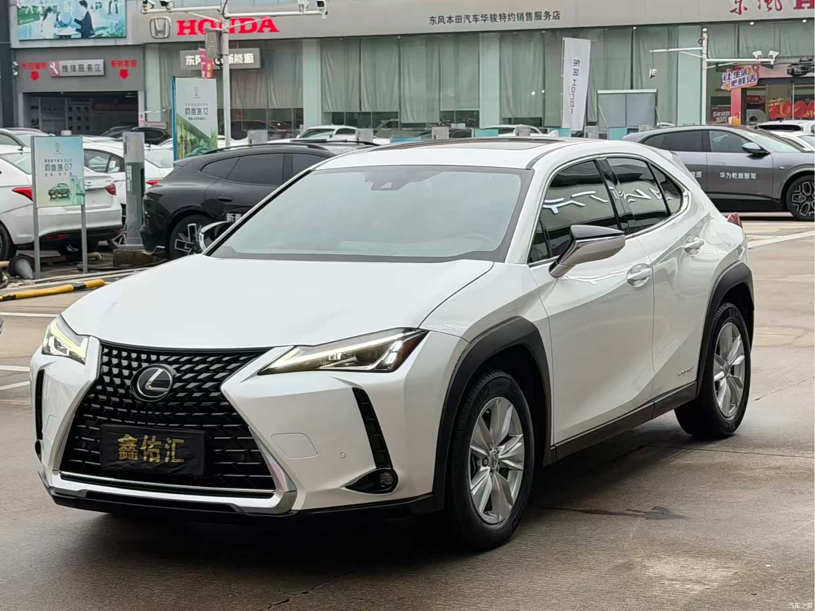 Lexus UX, 2021 3