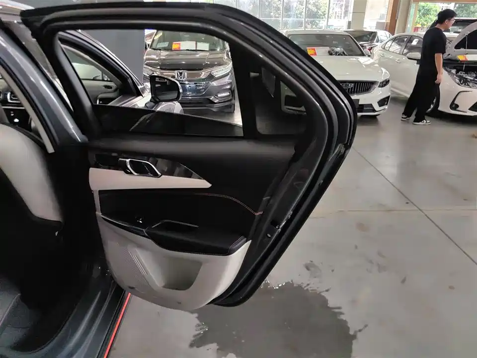 Lynk & Co 02
