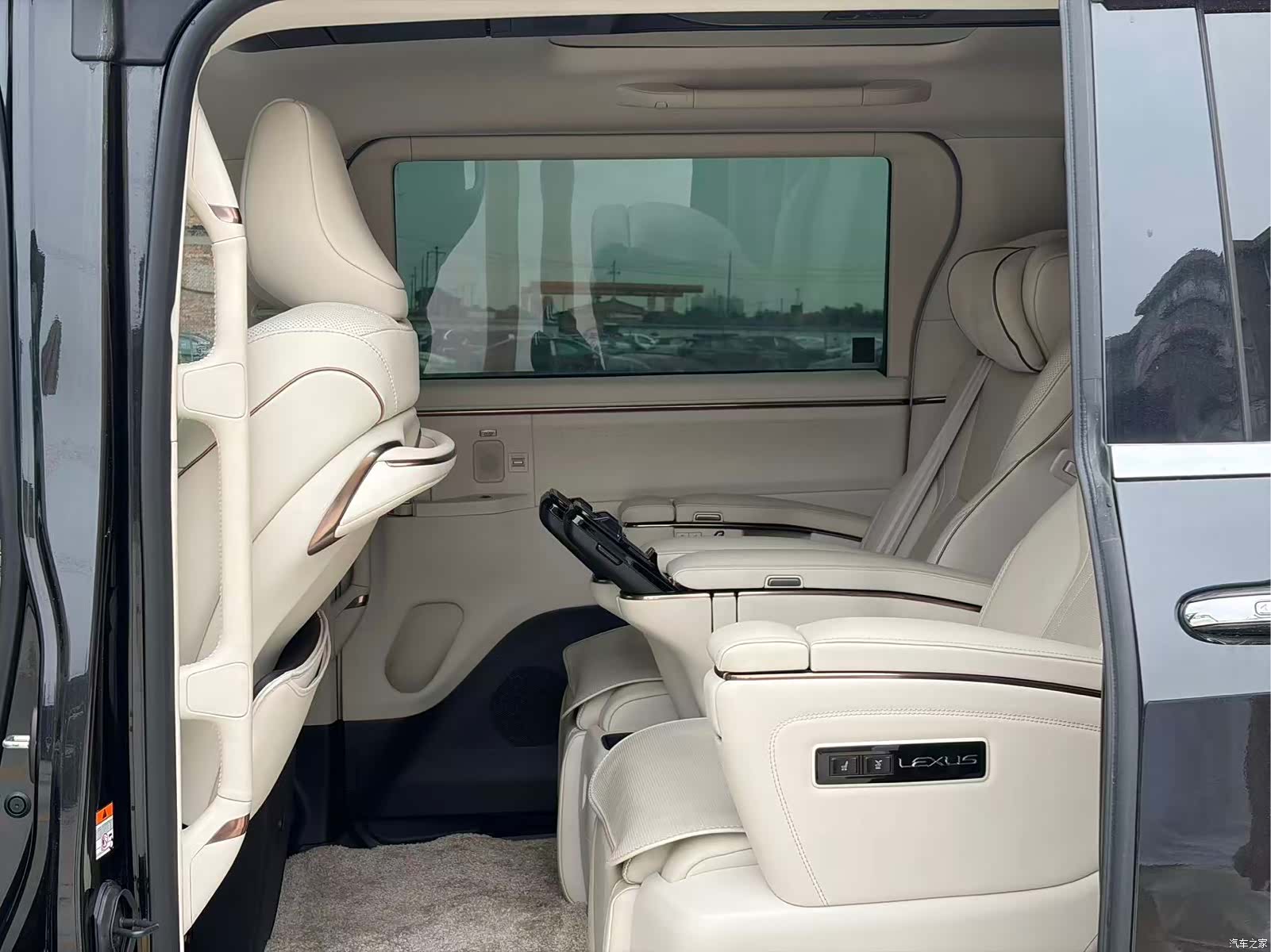 Lexus LM, 2025 12