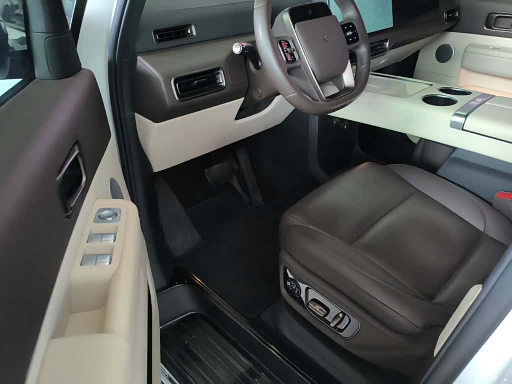 Li Auto MEGA, 2024 16