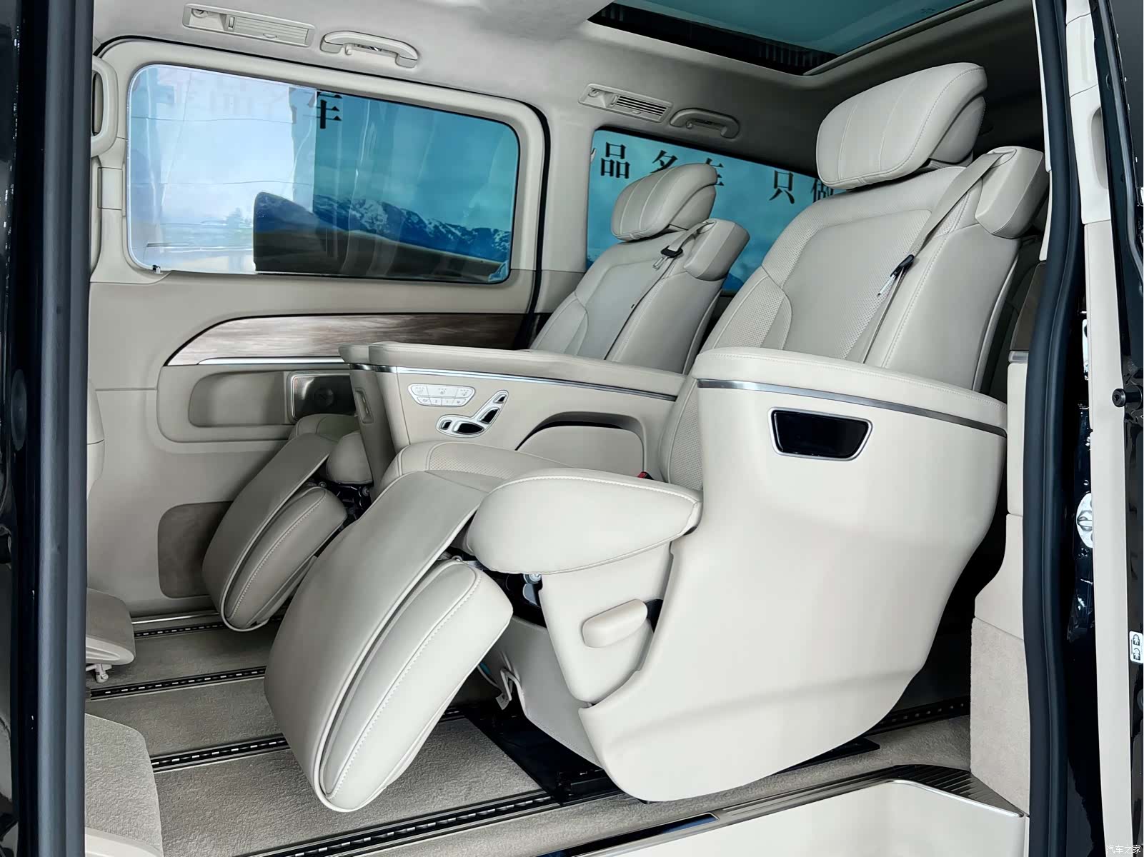 Mercedes-Benz V-Class, 2023 10