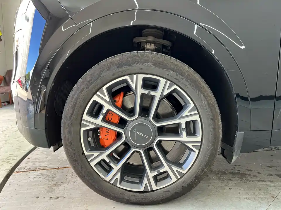 Lynk & Co 900