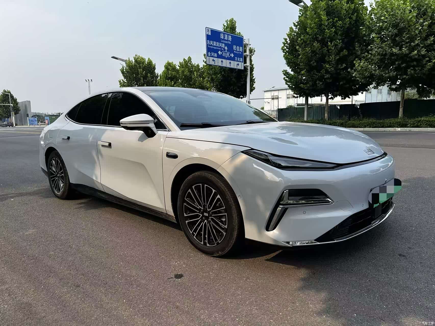 Geely 8, 2025 3
