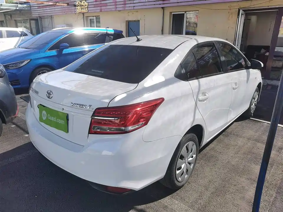 Toyota YARiS L to enjoy