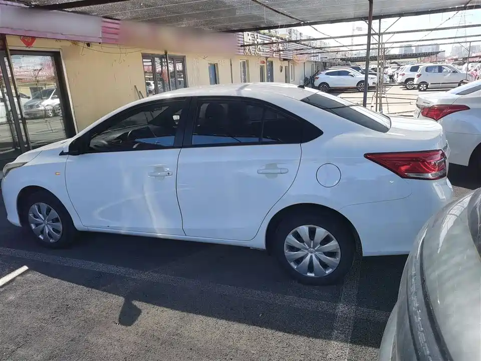 Toyota YARiS L to enjoy