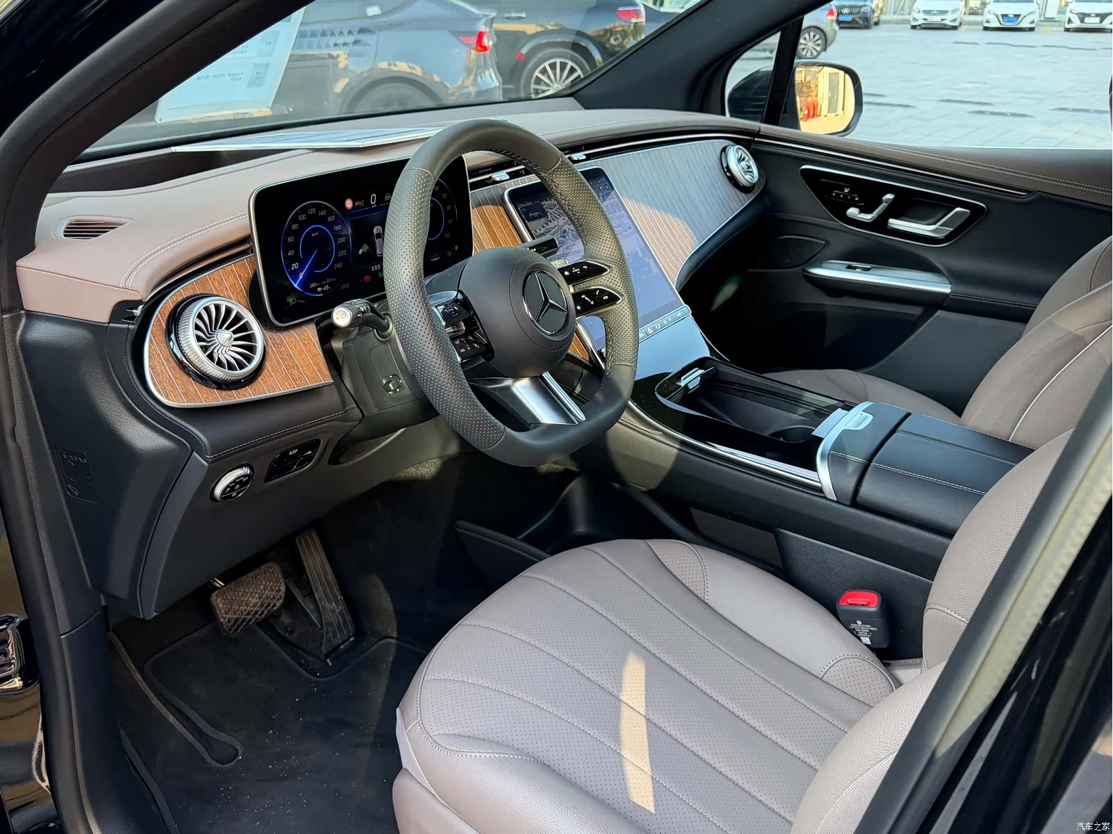 Mercedes-Benz EQE, 2025 11