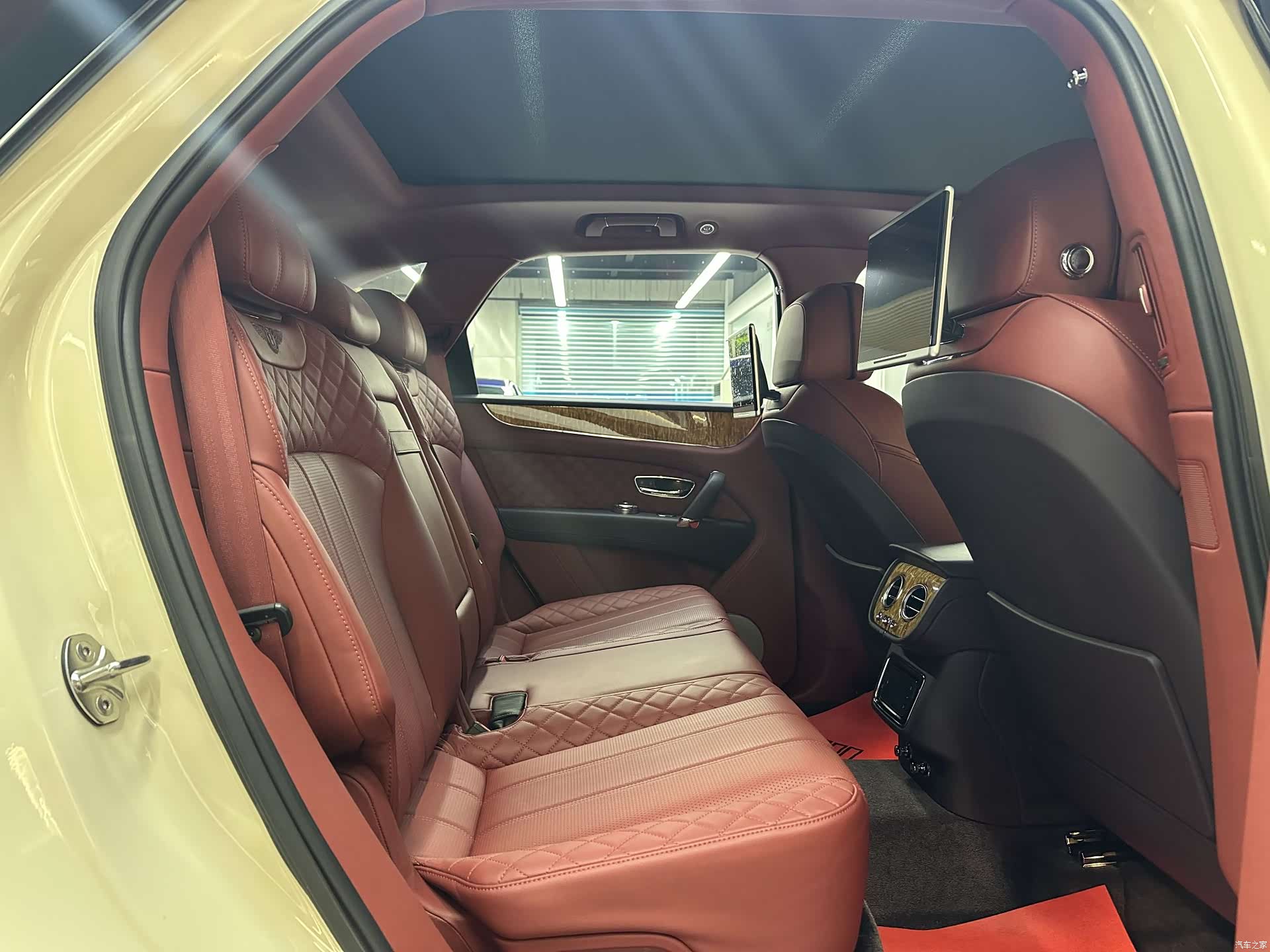 Bentley Bentayga, 2017 26