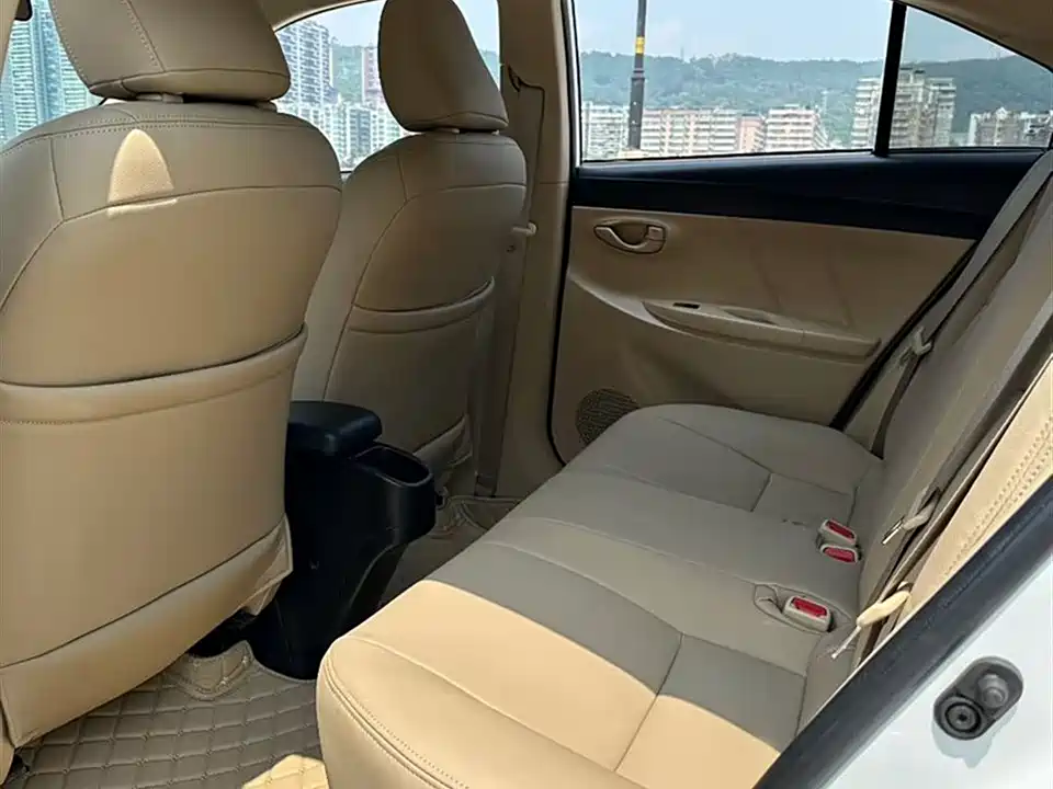 Toyota YARiS L to enjoy