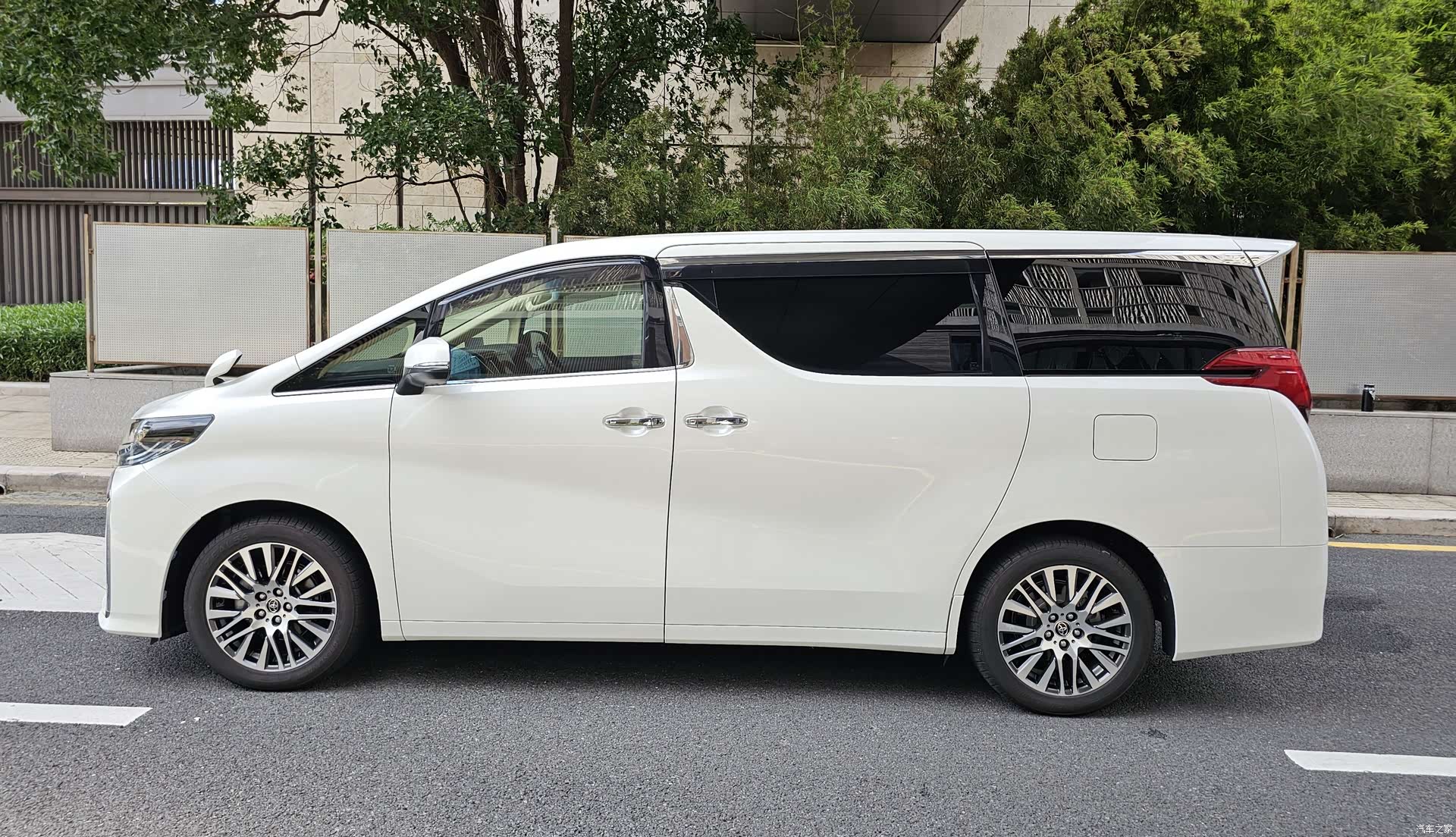 Toyota Alphard, 2026 11