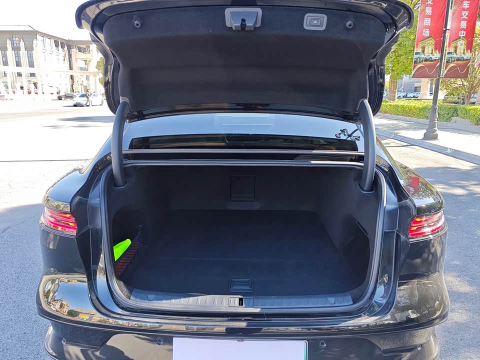 VOYAH Lantu chasing light