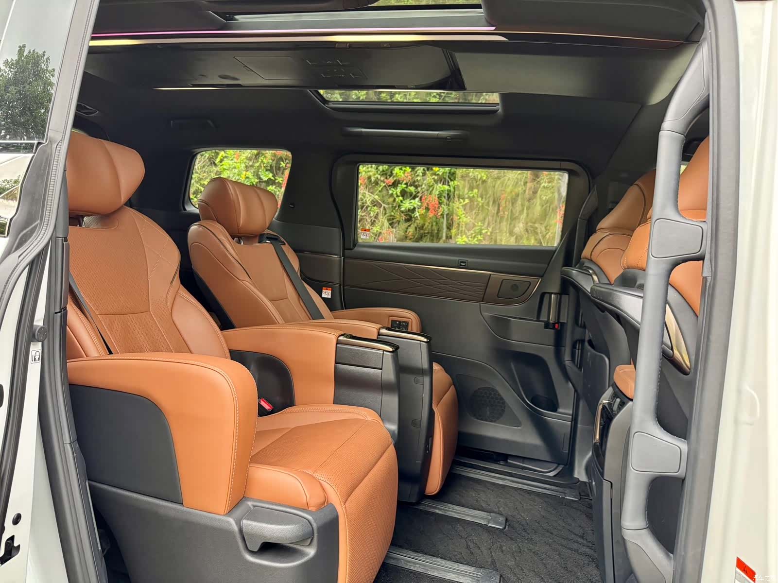 Toyota Vellfire, 2026 12