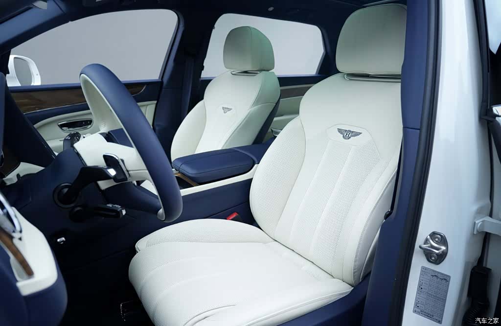 Bentley Bentayga, 2025 11