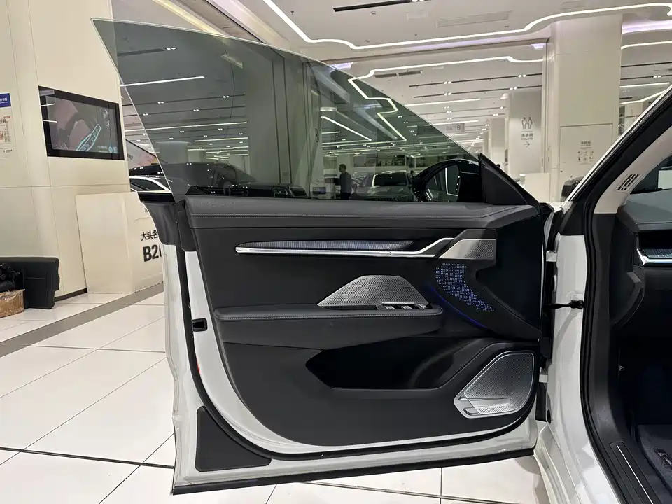 Zeekr 001