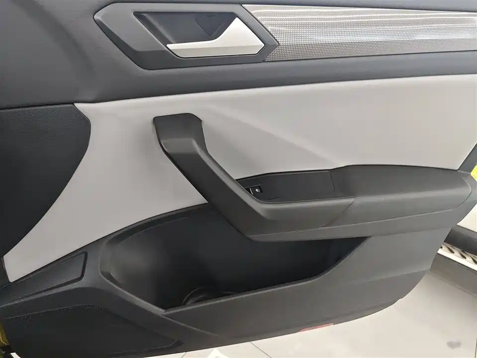 Volkswagen T-ROC exploring Songs