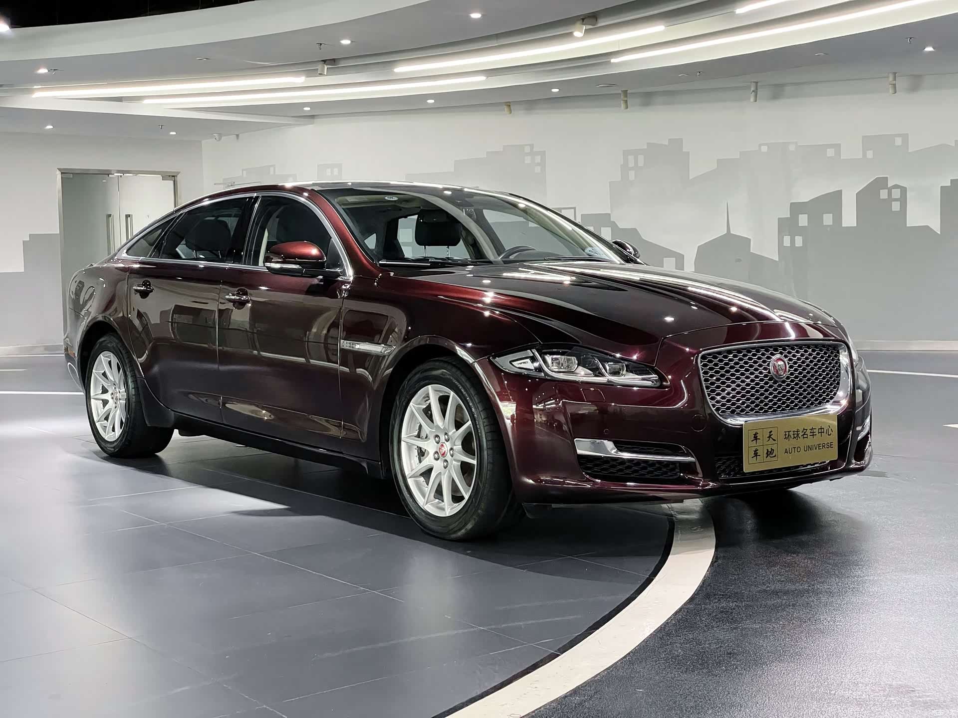 Jaguar XJ, 2017 3