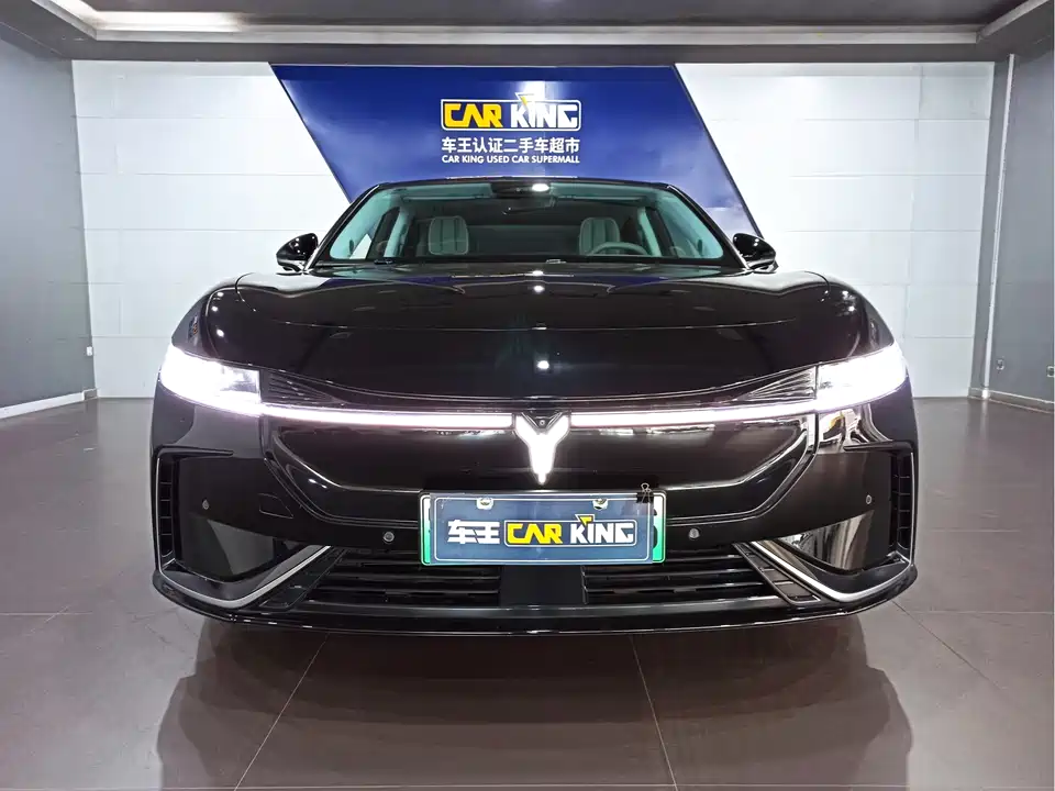 VOYAH Lantu chasing light