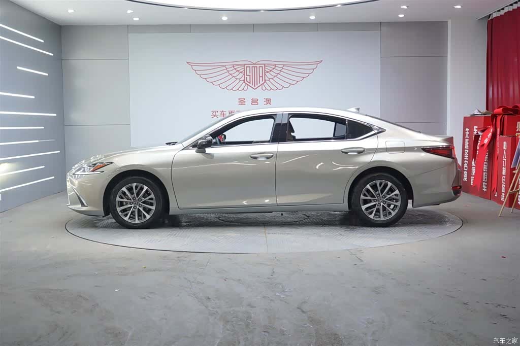 Lexus ES, 2024 4