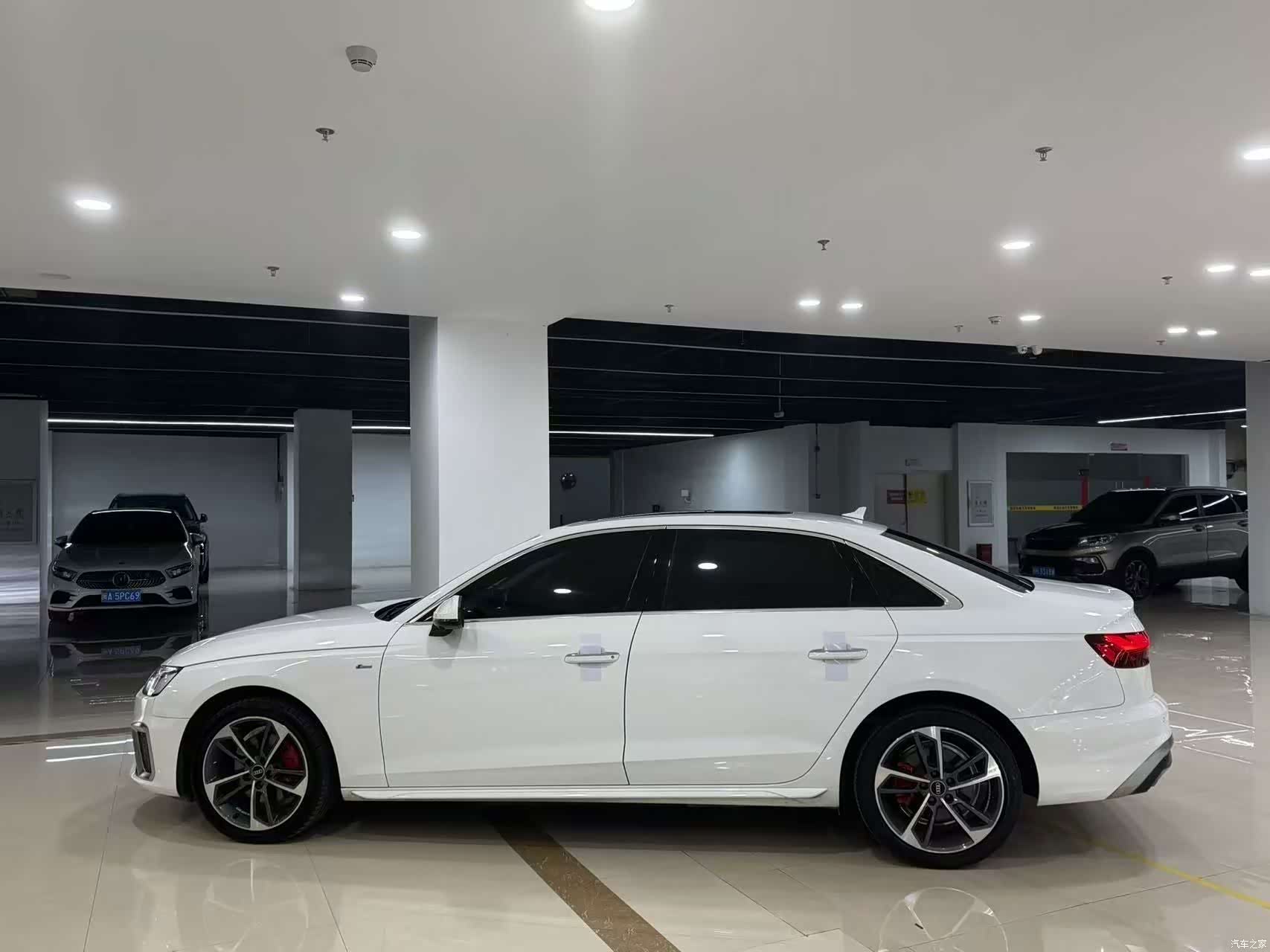 Audi A4L, 2022 все фото