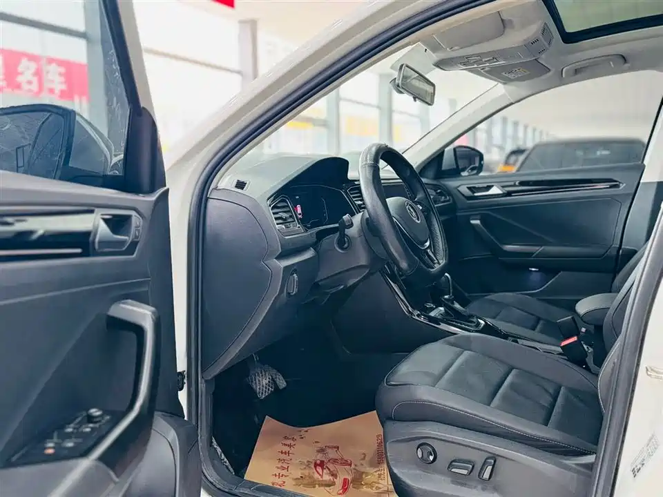 Volkswagen T-ROC exploring Songs