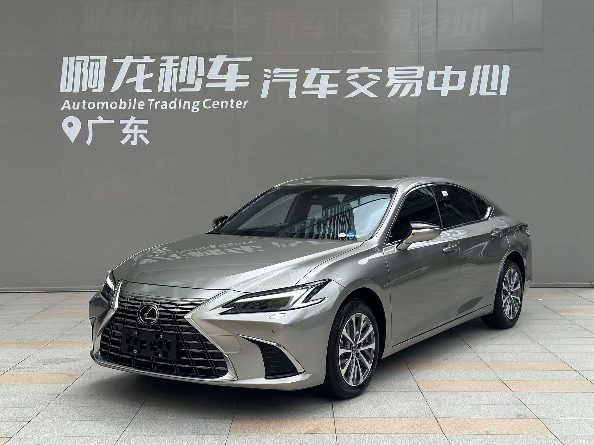 Lexus ES, 2025 1